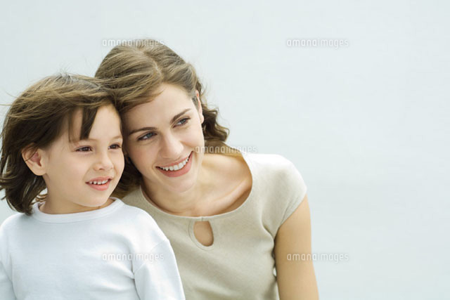 Mother and young son looking away, smiling
(c)Eric Audras/PhotoAlto