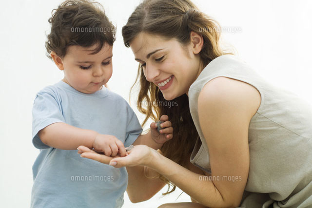 Young mother showing pebbles to curious toddler
(c)Eric Audras/PhotoAlto