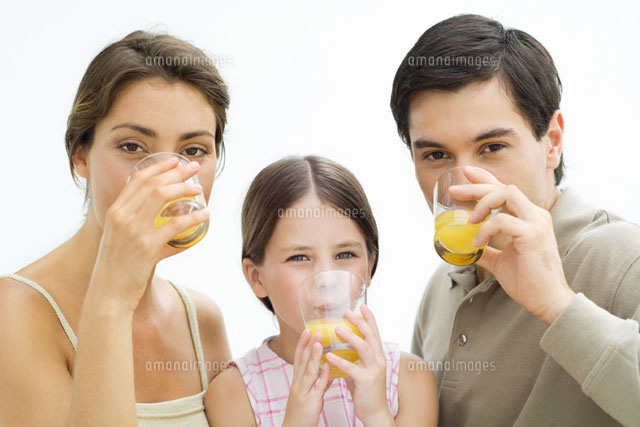 Family drinking orange juice, all looking at camera
(c)Eric Audras/PhotoAlto