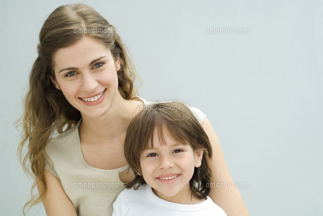 Mother and young son smiling at camera, portrait
(c)Eric Audras/PhotoAlto