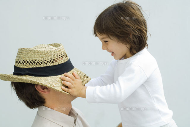 Little boy pulling hat down over his father’s eyes
(c)Eric Audras/PhotoAlto