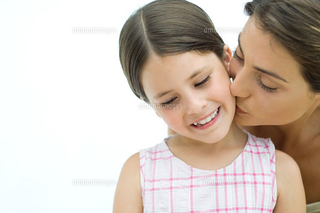 Mother kissing daughter on the cheek, close-up
(c)Eric Audras/PhotoAlto