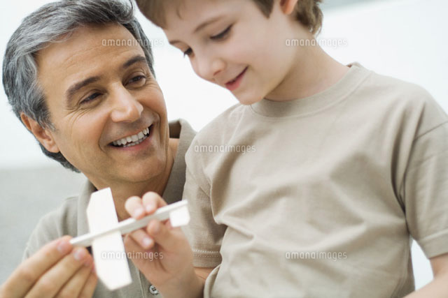 Mature man and boy holding toy plane together
(c)Eric Audras/PhotoAlto