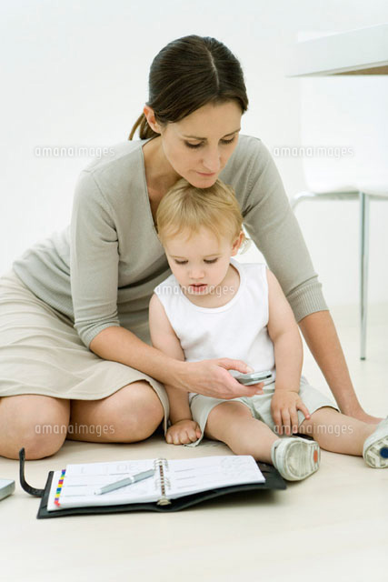 woman sitting on the ground with toddler and agenda
(c)Alix Minde/PhotoAlto