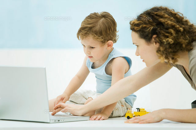 Mother and young son using laptop computer together
(c)Alix Minde/PhotoAlto