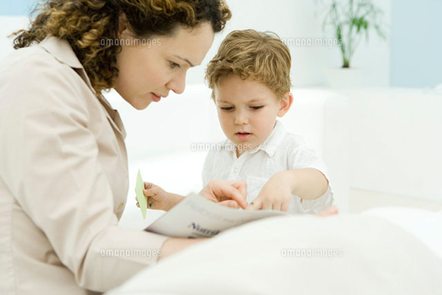 Mother and young son reading magazine together
(c)Alix Minde/PhotoAlto