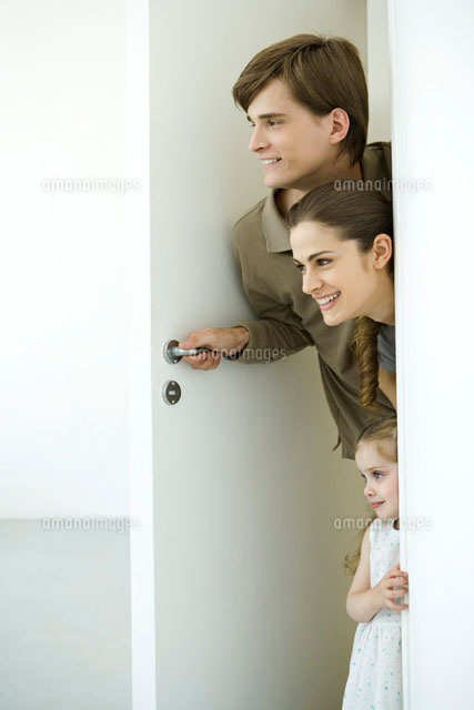 Family peeking in doorway
(c)Alix Minde/PhotoAlto