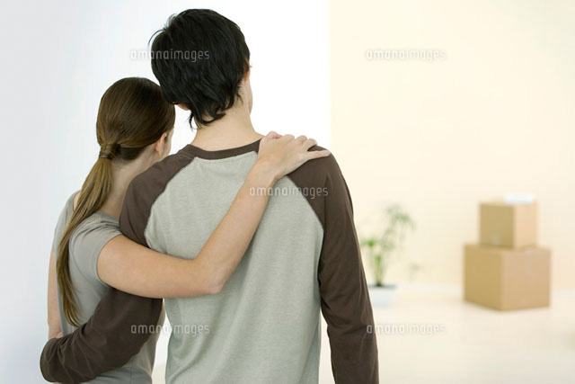 Couple embracing, looking at new home, rear view
(c)Alix Minde/PhotoAlto