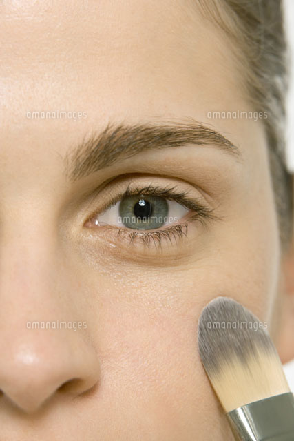 Woman applying make-up to cheek,cropped view of face
(c)Alix Minde/PhotoAlto