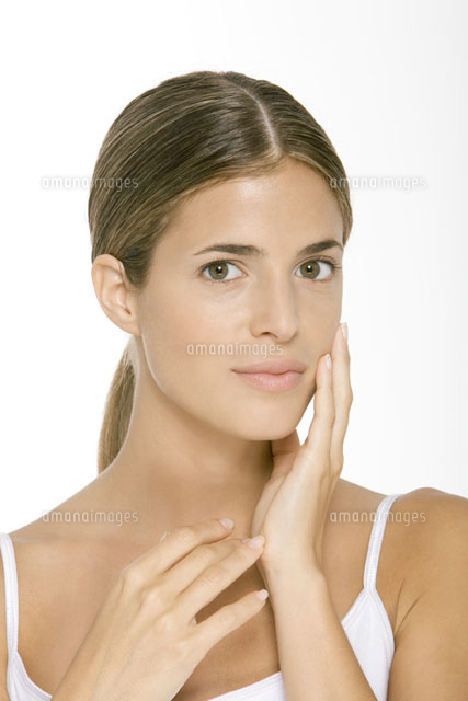 Woman touching cheek,smiling at camera,portrait
(c)Alix Minde/PhotoAlto