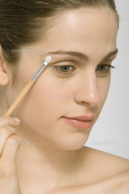 Woman putting on eye shadow,close-up
(c)Alix Minde/PhotoAlto