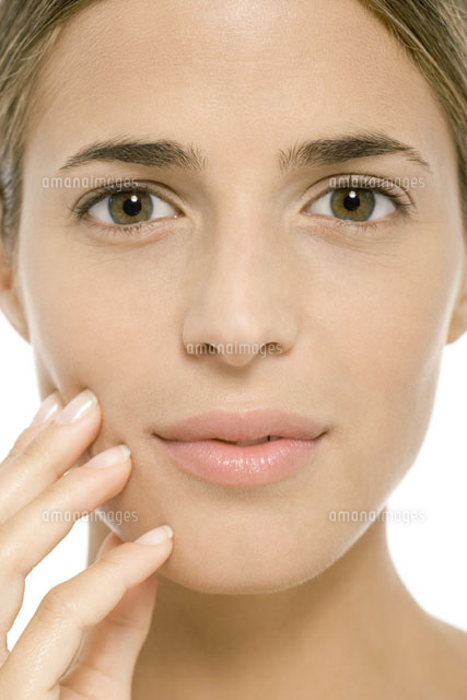 Woman’s face,fingers on cheek,close-up
(c)Alix Minde/PhotoAlto