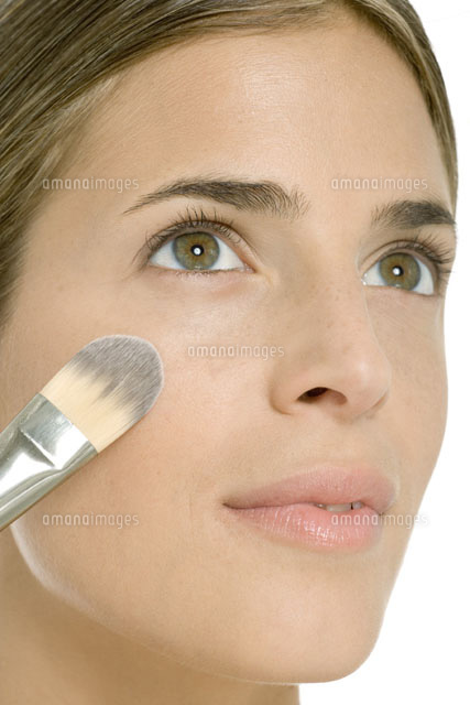 Woman putting on blush,close-up of face
(c)Alix Minde/PhotoAlto