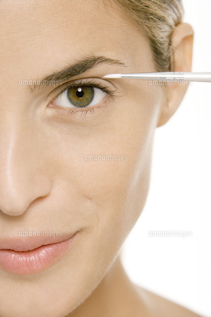 Woman putting on eye make-up,cropped view of face
(c)Alix Minde/PhotoAlto