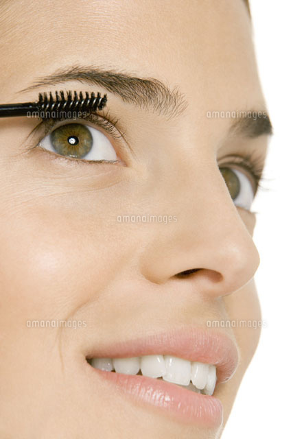 Woman putting on mascara,close-up of face
(c)Alix Minde/PhotoAlto
