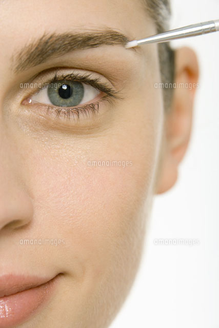 Woman applying make-up to eyebrow,cropped view,close-up
(c)Alix Minde/PhotoAlto