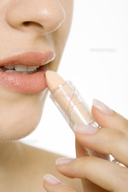 Woman putting on lipstick,cropped view,extreme close-up
(c)Alix Minde/PhotoAlto