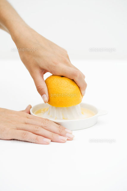 Woman squeezing orange with citrus press
(c)Laurence Mouton/PhotoAlto