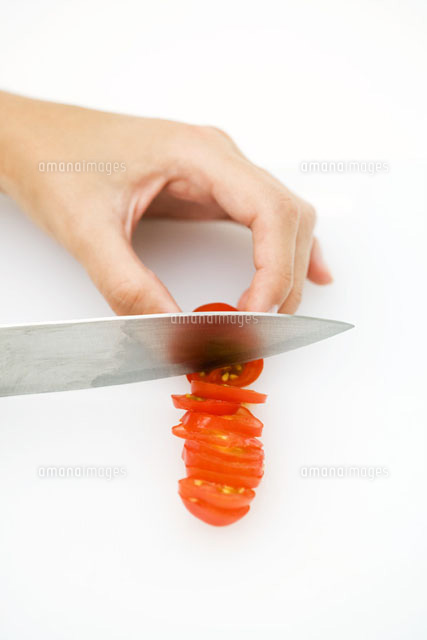 Woman cutting tomato with knife,high angle view,cropped
(c)Laurence Mouton/PhotoAlto