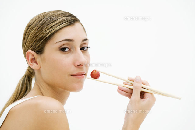 Woman eating grape with chopsticks
(c)Laurence Mouton/PhotoAlto