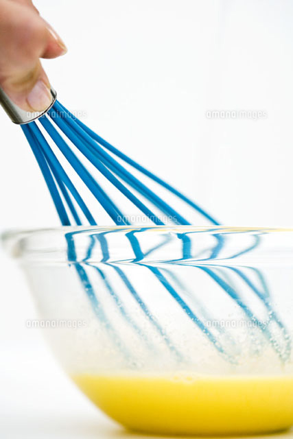 Hand mixing eggs with whisk,cropped,low angle view
(c)Laurence Mouton/PhotoAlto