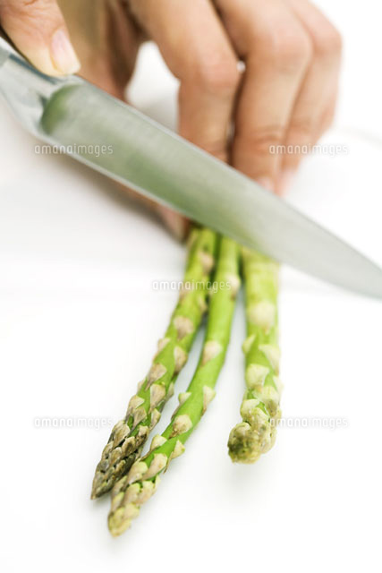Woman cutting asparagus with knife,cropped view of hand
(c)Laurence Mouton/PhotoAlto