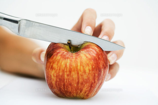 Woman cutting apple with knife,cropped view of hand
(c)Laurence Mouton/PhotoAlto