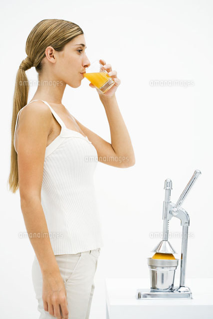 Woman standing in front of citrus press,drink orange juice
(c)Laurence Mouton/PhotoAlto