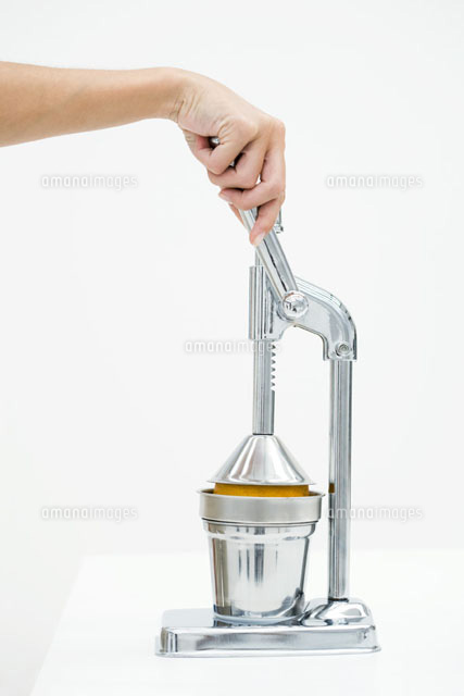 Woman pressing orange with citrus press
(c)Laurence Mouton/PhotoAlto