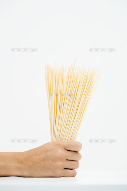 Woman holding handful of dried pasta,cropped view of hand
(c)Laurence Mouton/PhotoAlto
