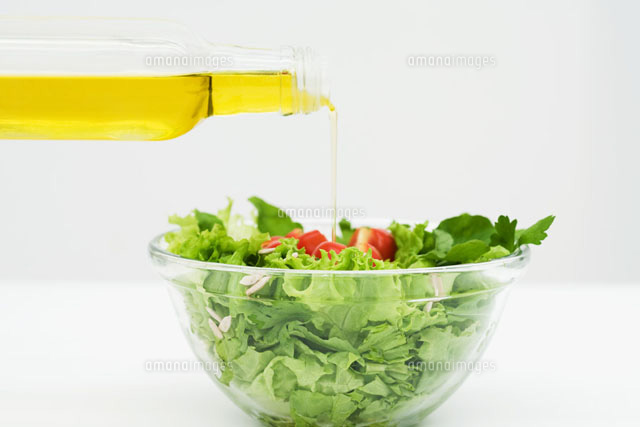 Olive oil being poured onto salad,close-up
(c)Laurence Mouton/PhotoAlto