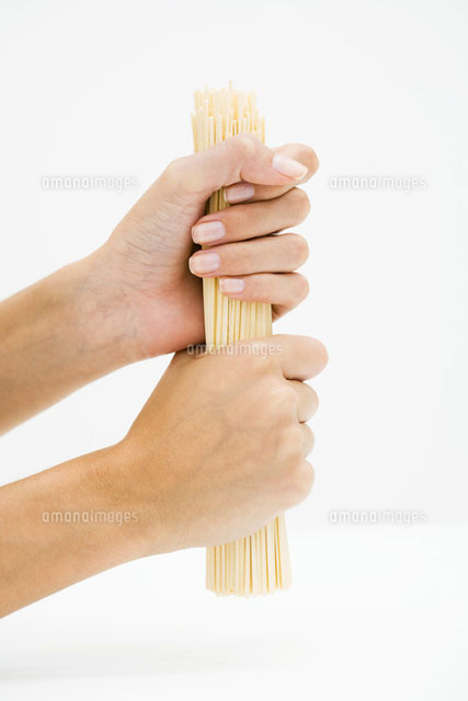 Woman holding dried pasta,cropped view of hands
(c)Laurence Mouton/PhotoAlto