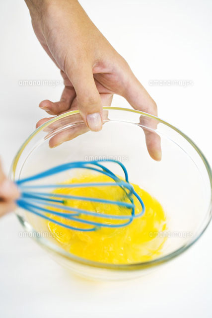 Woman whisking eggs in bowl,cropped,high angle view
(c)Laurence Mouton/PhotoAlto