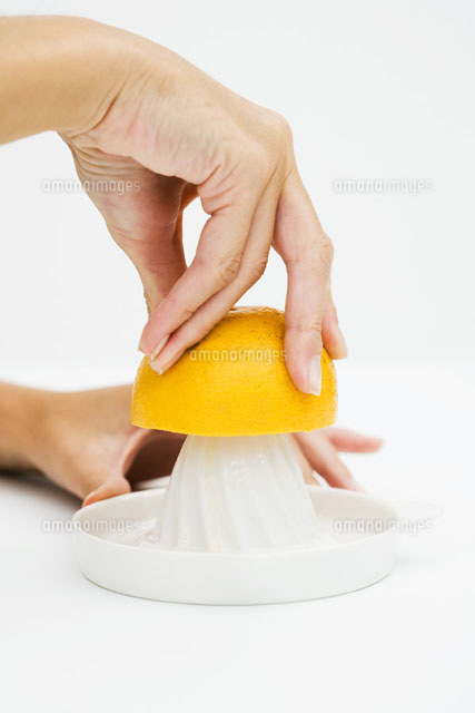 Woman squeezing orange with citrus press
(c)Laurence Mouton/PhotoAlto