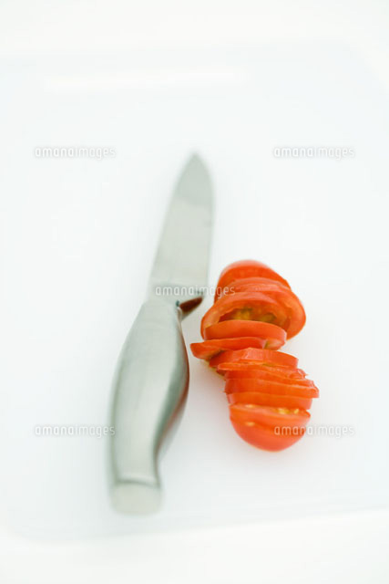 Sliced tomato and knife on cutting board,close-up
(c)Laurence Mouton/PhotoAlto