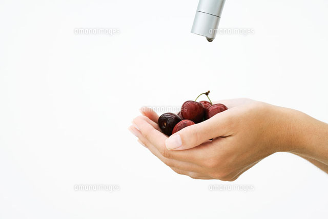 Woman holding handful of cherries under faucet
(c)Laurence Mouton/PhotoAlto
