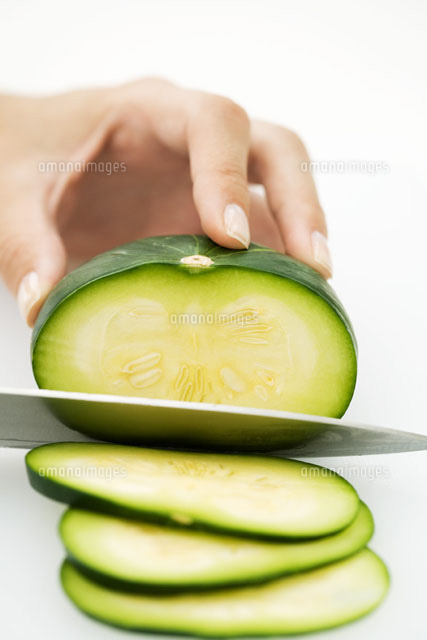 Woman slicing squash (zapallito redondo) with knife
(c)Laurence Mouton/PhotoAlto