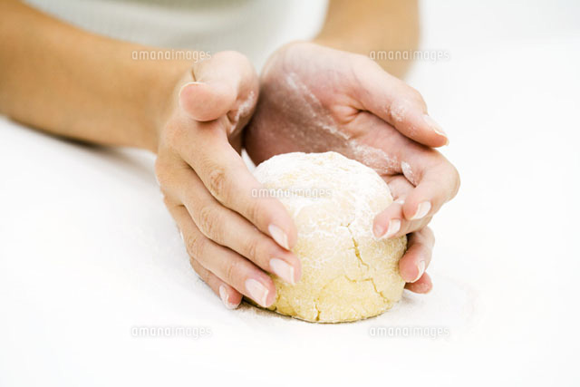 Woman kneading dough,cropped view of hands
(c)Laurence Mouton/PhotoAlto