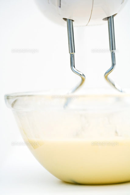 Electric mixer and bowl of batter,close-up
(c)Laurence Mouton/PhotoAlto