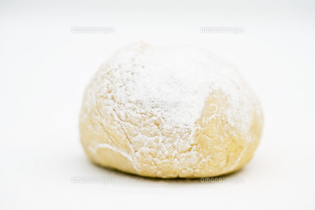 Freshly kneaded ball of dough,close-up
(c)Laurence Mouton/PhotoAlto