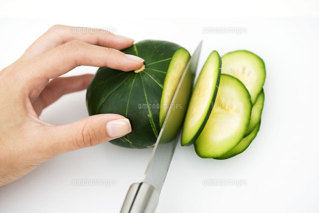 Woman slicing squash with knife,cropped view of hand
(c)Laurence Mouton/PhotoAlto