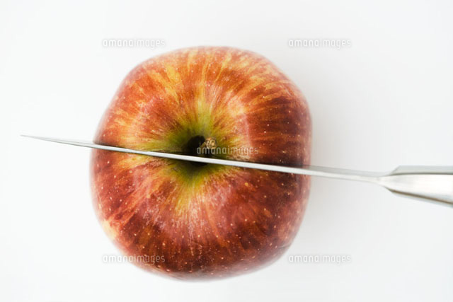 Knife cutting apple in half,high angle view,close-up
(c)Laurence Mouton/PhotoAlto