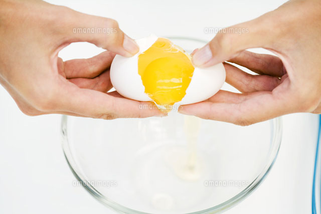 Woman cracking egg into mixing bowl,cropped view of hands
(c)Laurence Mouton/PhotoAlto
