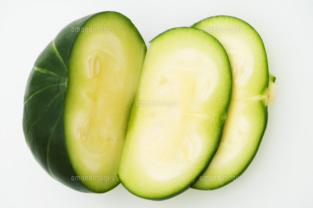 Sliced squash (zapallito redondo),close-up
(c)Laurence Mouton/PhotoAlto