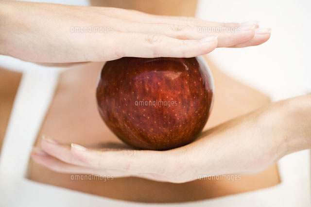 Woman holding apple between hands,close-up,cropped view
(c)Laurence Mouton/PhotoAlto