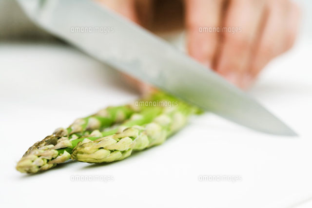Woman cutting asparagus with knife,close-up cropped view
(c)Laurence Mouton/PhotoAlto