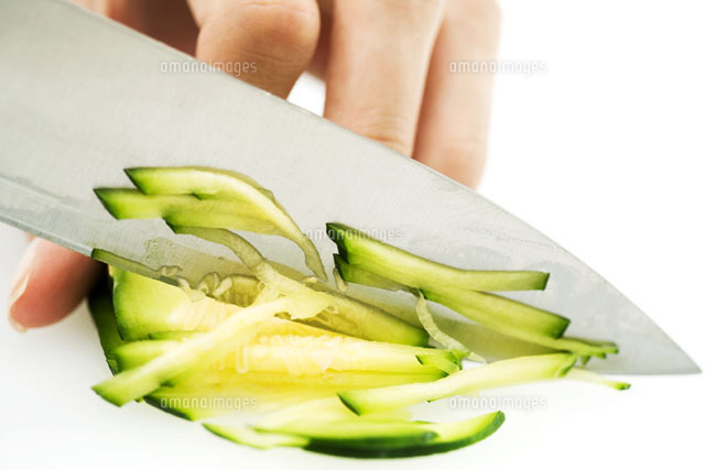 Woman chopping winter squash with knife
(c)Laurence Mouton/PhotoAlto