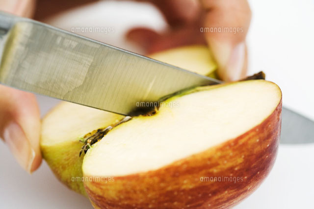 Woman cutting apple with knife,close-up
(c)Laurence Mouton/PhotoAlto