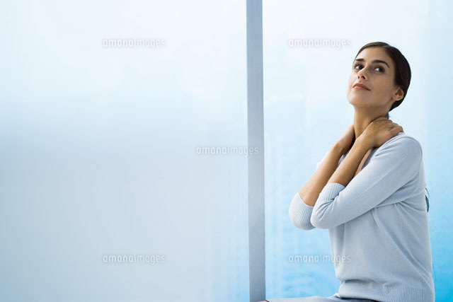 Woman with hands behind neck,looking up
(c)Frederic Cirou/PhotoAlto