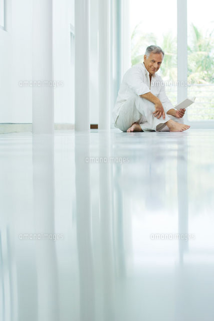 Mature man sitting on the ground
(c)Odilon Dimier/PhotoAlto